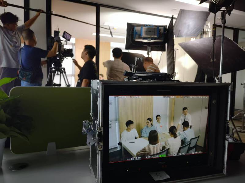且末县TVC拍摄公司：科技产品视觉化大师，诠释未来感与功能美学
