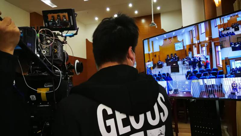 AI生成VS人工创意——且末县广告片拍摄公司的技术浪漫主义实践